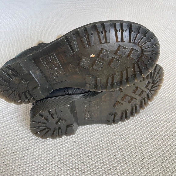 Dr. Martens Leonore Fur Lined Chelsea Boots - Picture 5 of 6